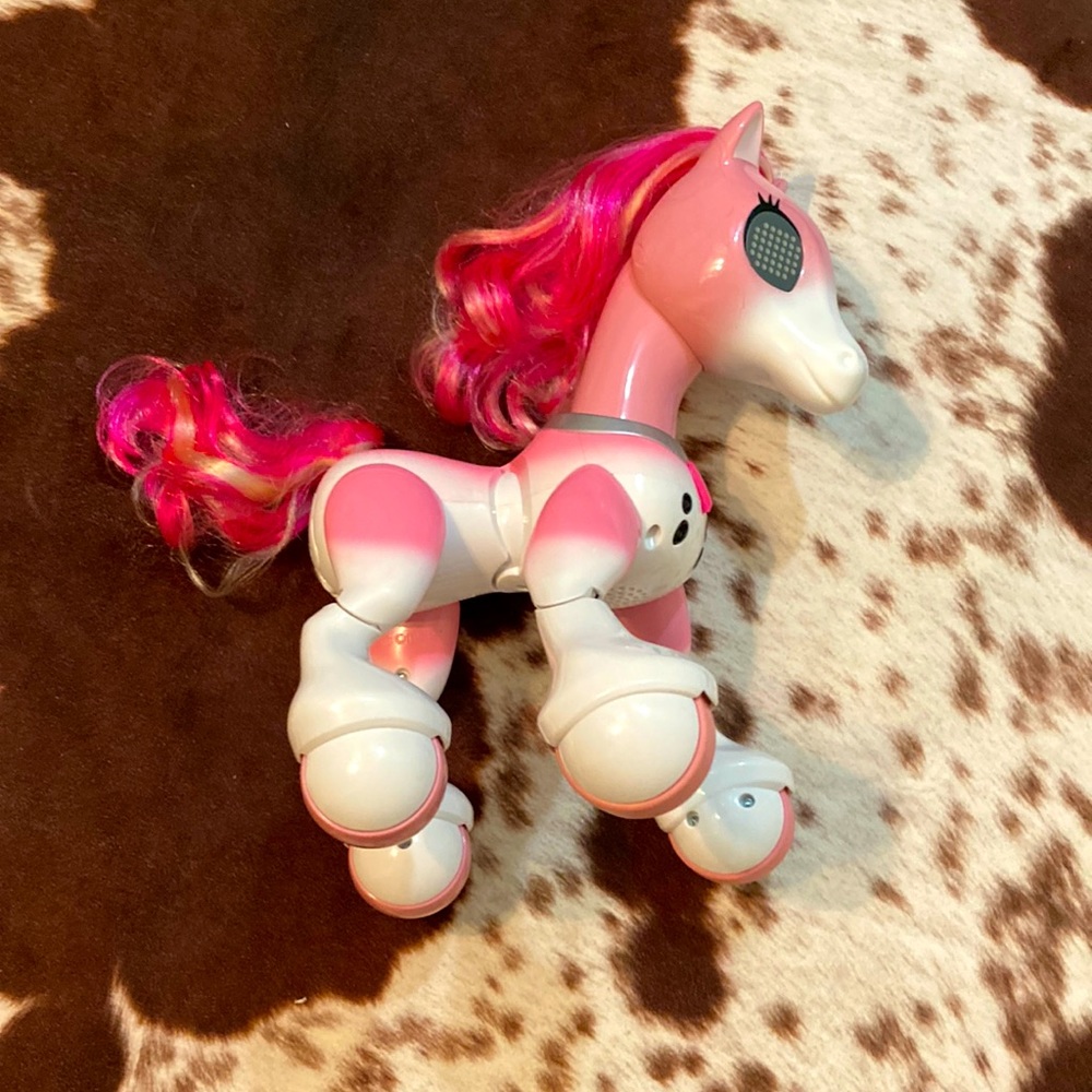Great condition zoomer show pony toy! No scratches or knots in the hair.